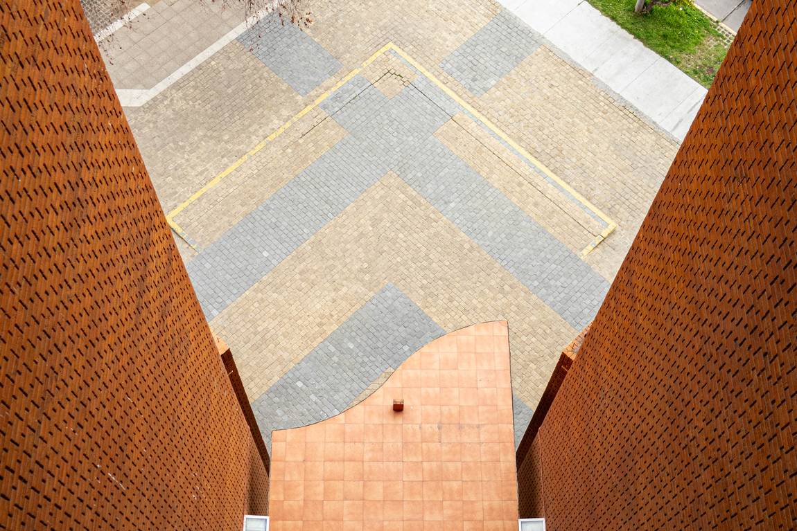 Entrada del edificio de Estudio Veragua Abogadas en Avenida Libertad